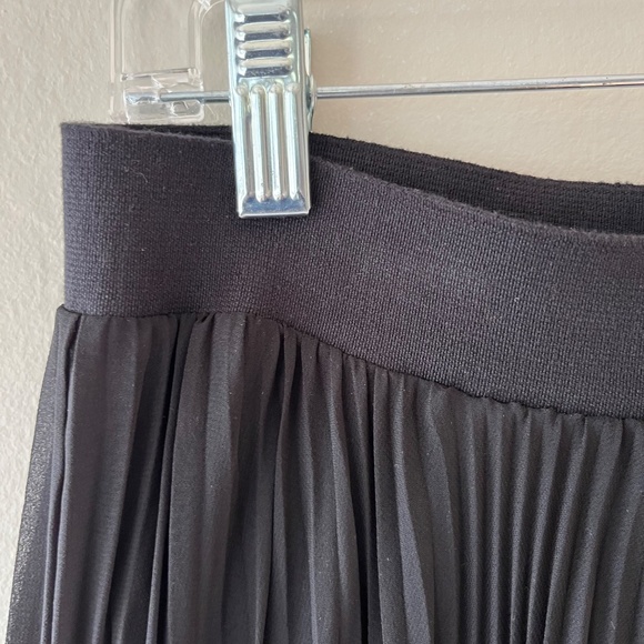 VINCE CAMUTO Sz M Black Pleated Chiffon Midi Skirt Elastic Waist Pull On - Picture 3 of 7